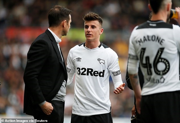 Mason Mount (giữa) thi đấu cho Derby County theo dạng cho mượn từ Chelsea ở mùa trước. Ảnh: Reuters.