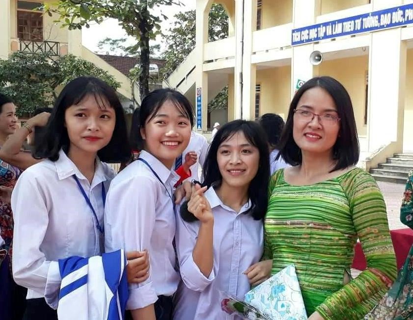 Cô Oanh vui vẻ cùng các học sinh trong một ngày lễ. Ảnh: NVCC
