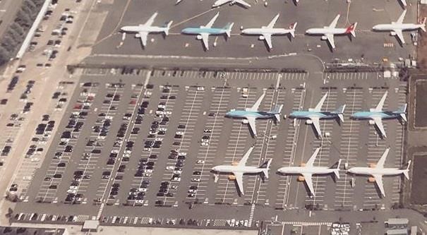 Bãi đỗ ôtô của nhân viên Boeing bị máy bay chiếm dụng. Ảnh: thedrive.