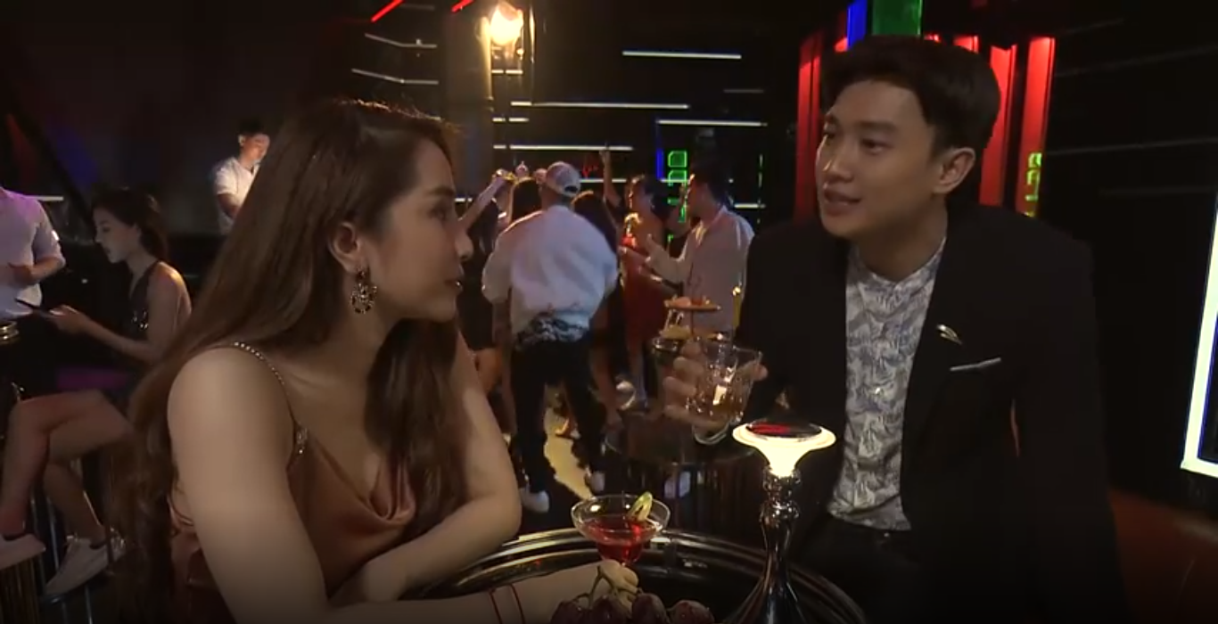 Vũ và Nhã gặp nhau trong quán bar. Ảnh cắt từ clip