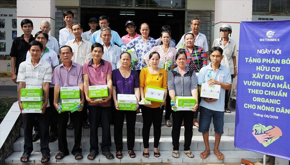 Bà con nông dân tại xã Hưng Lễ, huyện Giồng Trôm, tỉnh Bến Tre chụp hình lưu niệm tại ngày hội. Bà con nông dân tại xã Hưng Lễ, huyện Giồng Trôm, tỉnh Bến Tre chụp hình lưu niệm tại ngày hội.