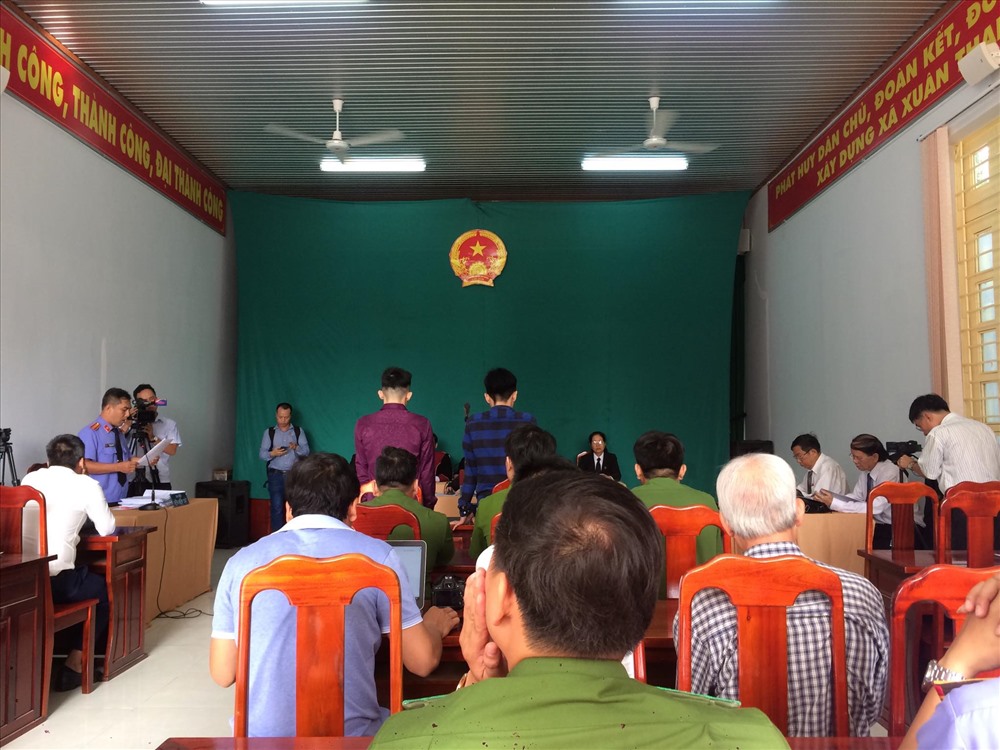 Rất đông người dân có mặt từ sớm để tham dự phiên tòa_Ảnh: HAC
