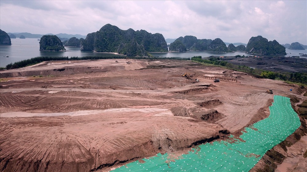 Một bãi chứa tro, xỉ cả triệu m3 của Nhà nhiệt điện Cầm Phả gần đó cũng là nguy cơ gây ô nhiêm môi trường vịnh Bái Tử Long. Ảnh: Duy