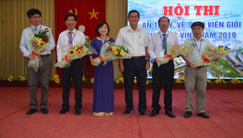Tặng hoa cho các đơn vị tham gia hội thi. Ảnh: T.D