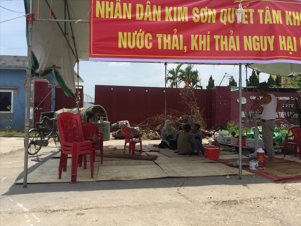 Theo người dân, nhà máy sản xuất hạt nhựa của Cty Đoàn kết xả khí thải độc hại và nước thải ô nhiễm làm chết cá và bèo trên kênh Kim Xá - ảnh HH