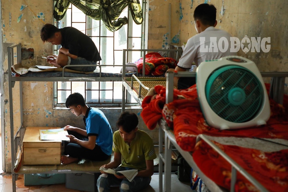 Trước khi thi tổ hợp các môn Khoa học Xã hội, Vinh vẫn tranh thủ ôn bài.