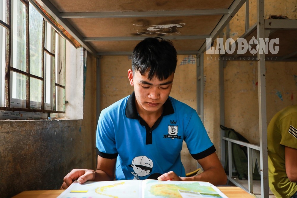 Em Vinh nén nỗi đau mất cha để tiếp tục thi THPT quốc gia.