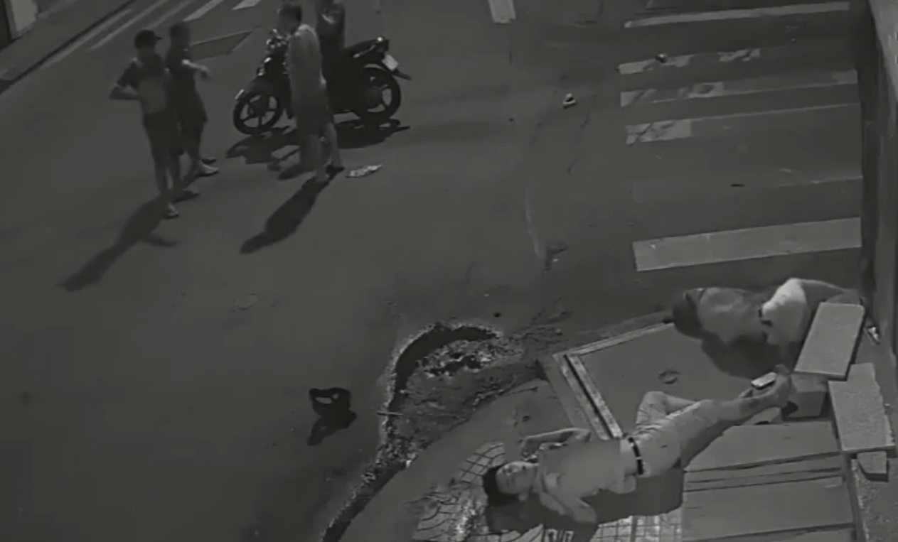 Người đi đường và người dân gần đó phát hiện nạn nhân nhưng không giúp đỡ. Ảnh cắt từ clip