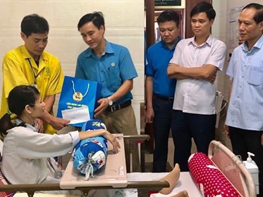 Chủ tịch LĐLĐ tỉnh Thái Nguyên Vũ Duy Hoàng trao quà động viên chị Hiền. Ảnh: H.A