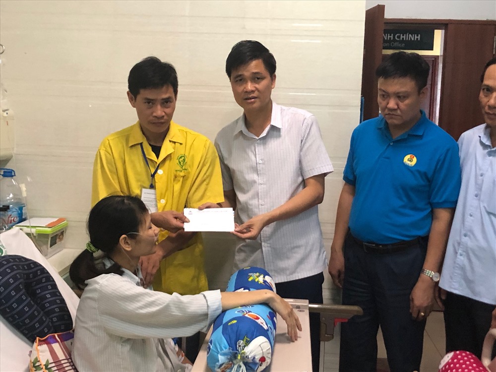 Đồng chí Ngọ Duy Hiểu - Phó Chủ tịch Tổng LĐLĐVN trao hỗ trợ tới đoàn viên bị bệnh hiểm nghèo. Ảnh: H.A