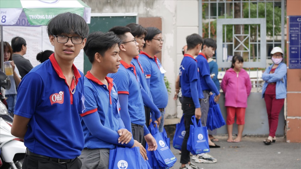 Tình nguyện viên Tiếp sức mùa thi xếp thành hàng chúc mừng các thí sinh vừa thi xong và để đảm bảo trật tự trước cổng điểm thi. Ảnh: Anh Tú