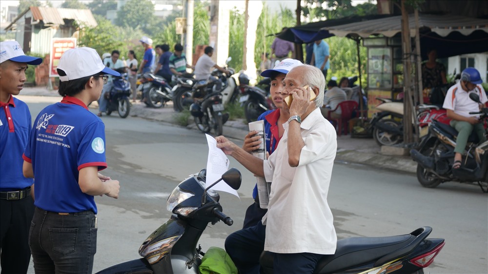 Tình nguyện viên hỗ trợ phụ huynh . Ảnh: Anh Nhàn