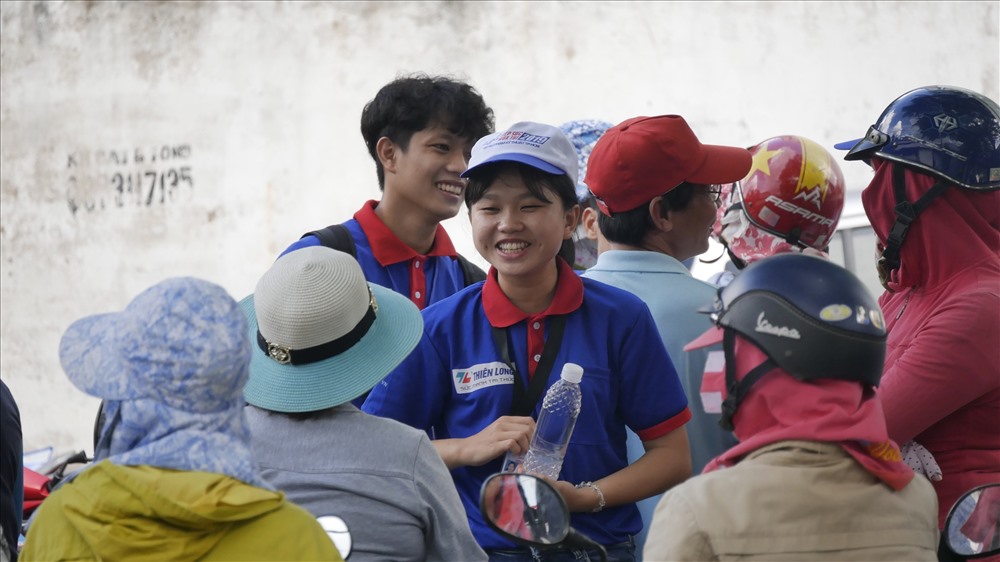 Tình nguyện viên Tiếp sức mùa thi đến chào hỏi và phát nước miễn phí cho phụ huynh. Ảnh: Anh Tú
