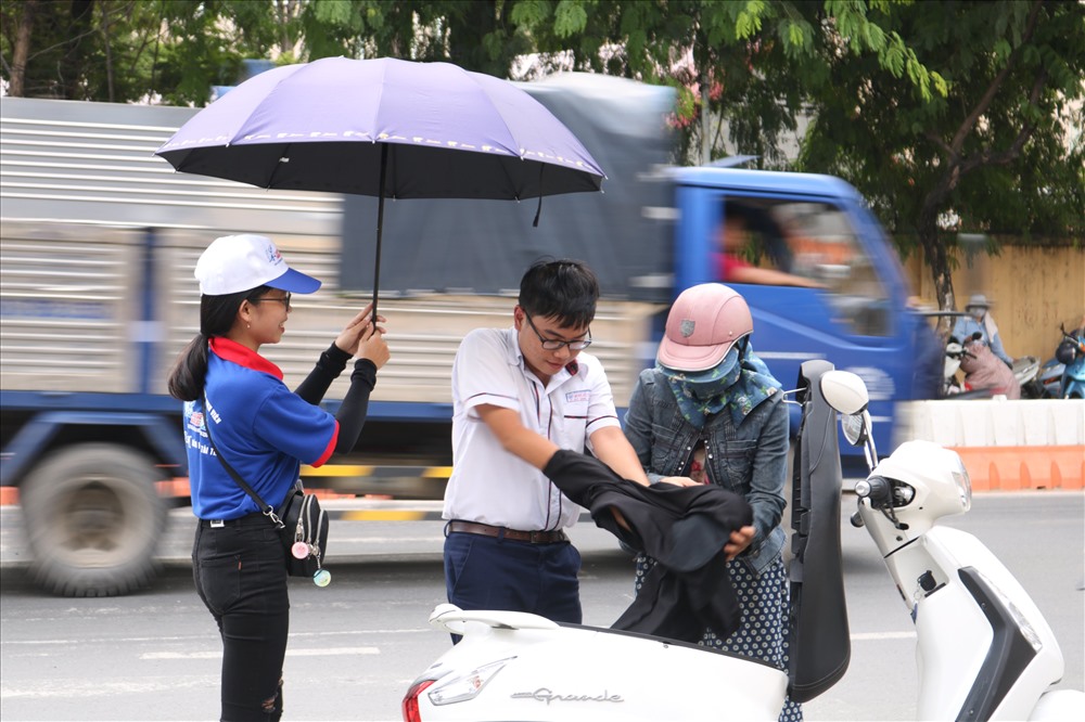 Che nắng cho từng thí sinh khi vừa đến điểm thi. Ảnh: Minh Thừa