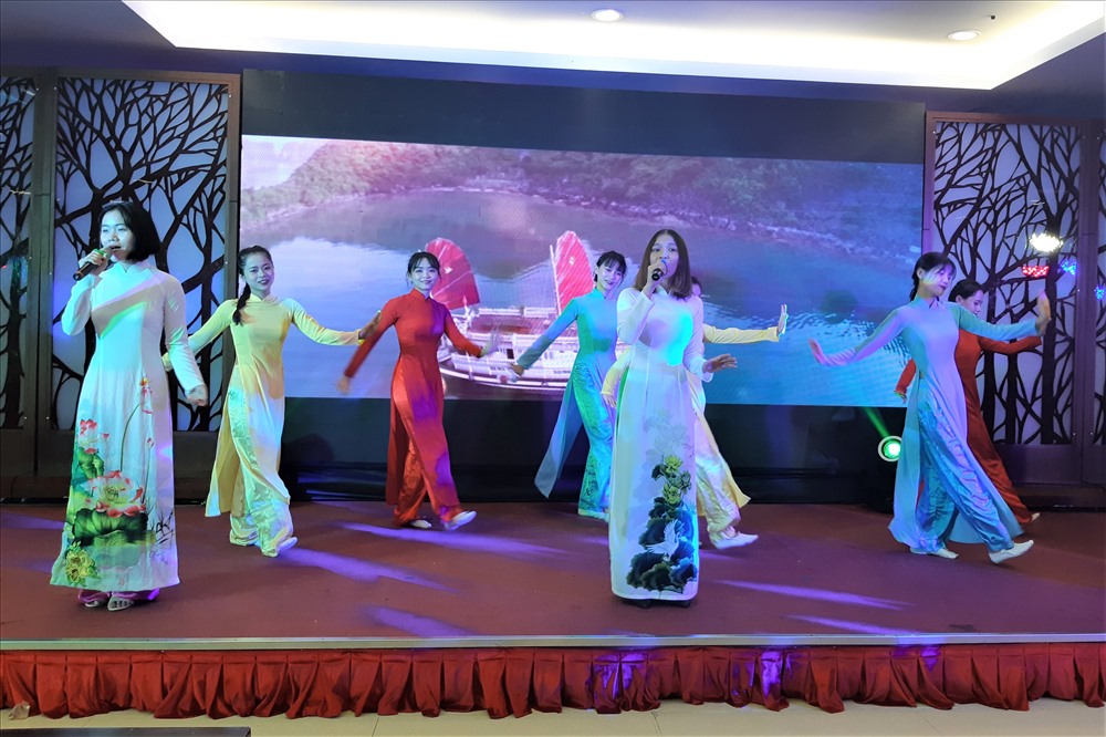 Một tiết mục văn nghệ của CNVCLĐ ngành ngân hàng chào mừng hội nghị. Ảnh Nam Dương