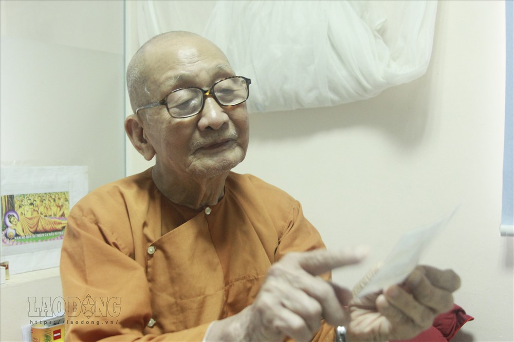 Ông Nguyễn Chí Dưỡng kể về những tấm hình do chính mình ghi lại. Ảnh Vương Đông