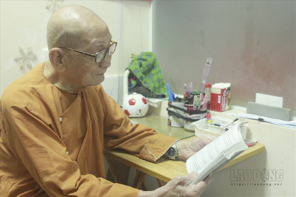 Hàng ngày, ông Dưỡng vẫn có thể đọc sách, kể chuyện cho bà Cẩm nghe. Ảnh Đông Vương