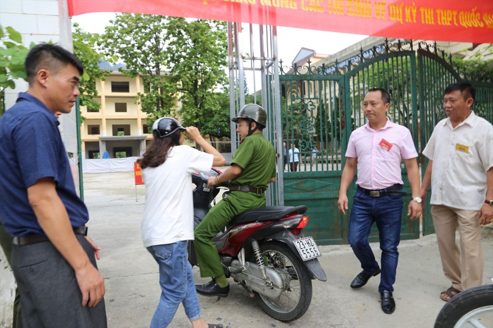Công an “hộ tống” thí sinh ngủ quên đi thi.