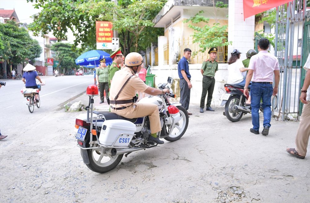Công an “hộ tống” thí sinh ngủ quên đi thi.
