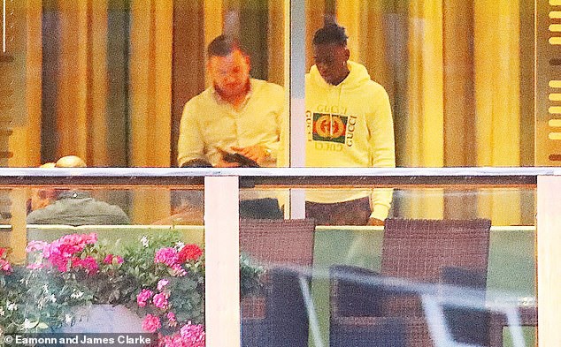 Truyền thông Anh đã bắt gặp Aaron Wan-Bissaka và đội ngũ đại diện của mình tại khách sạn Lowry (Manchester).