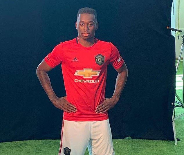 Wan-Bissaka trong buổi chụp hình trước khi ra mắt MU