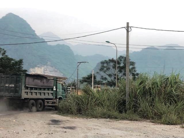 Đoàn xe đi đến đâu kéo theo bụi bay mù mịt đến đấy. Ảnh: NT