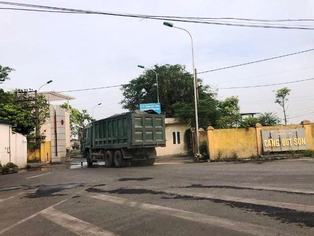 Sau khi bốc hàng từ Cảng Bút Sơn, những chiếc xe tải này vượt qua quảng đường hàng chục km để về tập kết tại Nhà máy xi măng Bút Sơn. Ảnh: NT