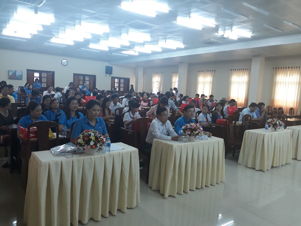 Quang cảnh tại buổi lễ tuyên dương gia đình CCVCLĐ tiêu biểu nghành giáo dục năm 2019.
