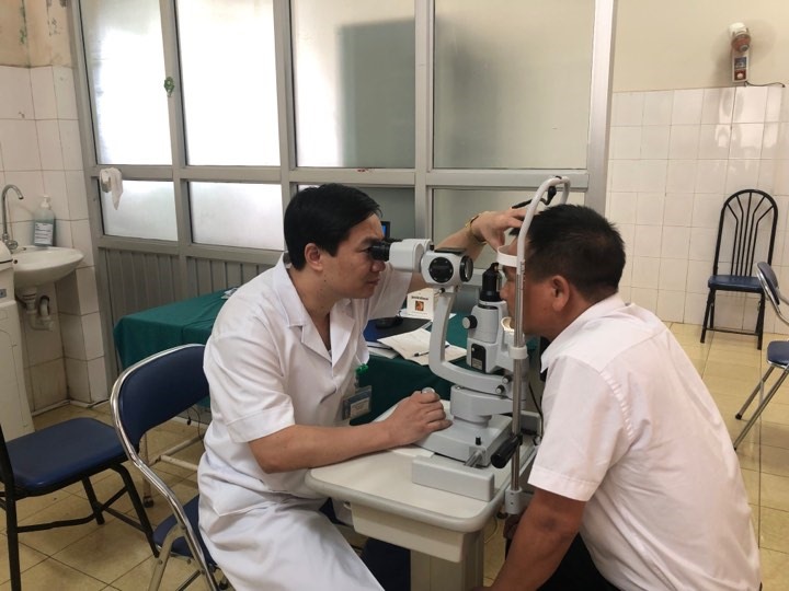 Bác sĩ Trần Đức Nghĩa, Phó Giám đốc Bệnh viện Đa khoa tỉnh Điện Biên, Chủ tịch CĐCS thực hiện khám - chữa bệnh cho bệnh nhâ. Ảnh: T.Nga