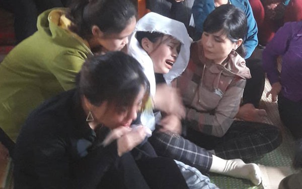 Nhận được tin bố qua đời, Diệu Linh đã bỏ thi trở về lo đám tang cho bố.