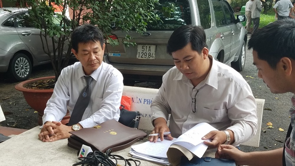 CSGT Phương trao đổi với luật sư trước khi vào phiên tòa xét xử. Ảnh A.T