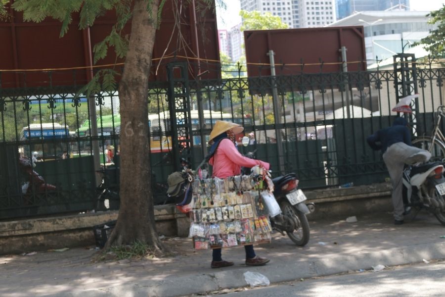 Mặc cho nắng hè như đổ lửa, nhiều người lao động như công nhân vệ sinh môi trường, người bán hàng rong, xe ôm… vẫn phơi mình giữa cái nắng chói chang của Hà Nội để kiếm sống.