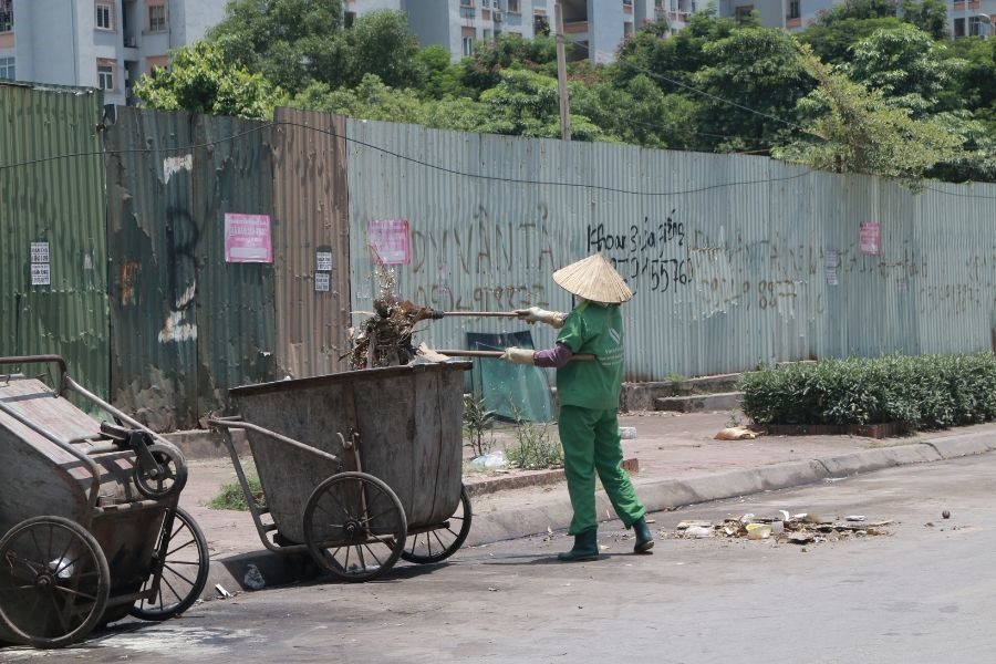 12h trưa, nắng nóng trong ngày lên đến đỉnh điểm nhưng cô công nhân vệ sinh vẫn chưa xong việc. “Nắng nóng khiến tôi mệt mỏi và khó chịu lắm. Đi làm từ sáng sớm mà đến giờ vẫn chưa xong. Tôi cố dọn hết rác chỗ này rồi khóa xe thì mới về nhà ăn cơm”, chị Nguyễn Thu (huyện Đan Phượng, Hà Nội) cho biết.