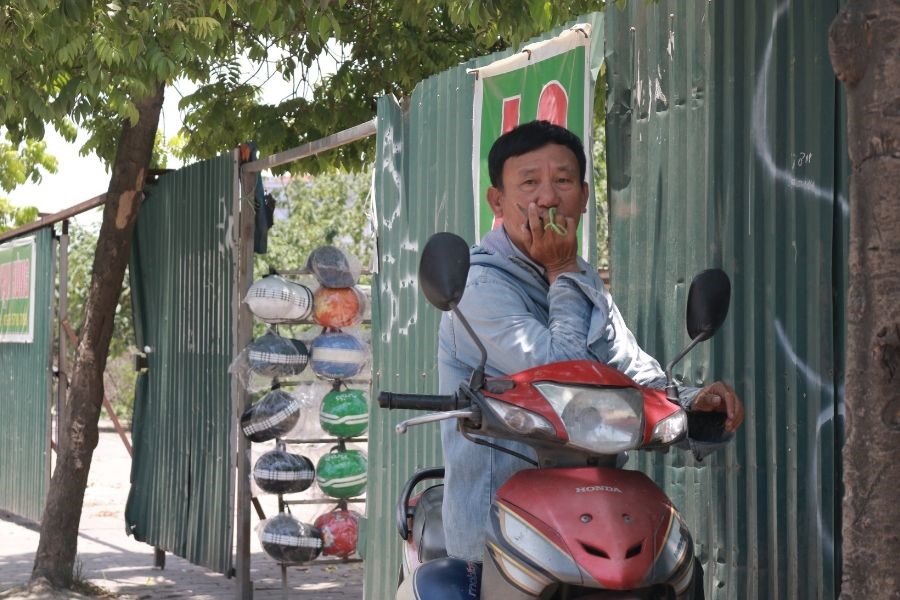 “Việc của mình là phải ra ngoài đi làm nên dù trời nắng thì vẫn phải chịu. Tuy nhiên, tôi vẫn mong có một cơn mưa to để không khí mát mẻ trở lại”, chú Trần Tịnh (Đê La Thành, Đống Đa) chia sẻ.