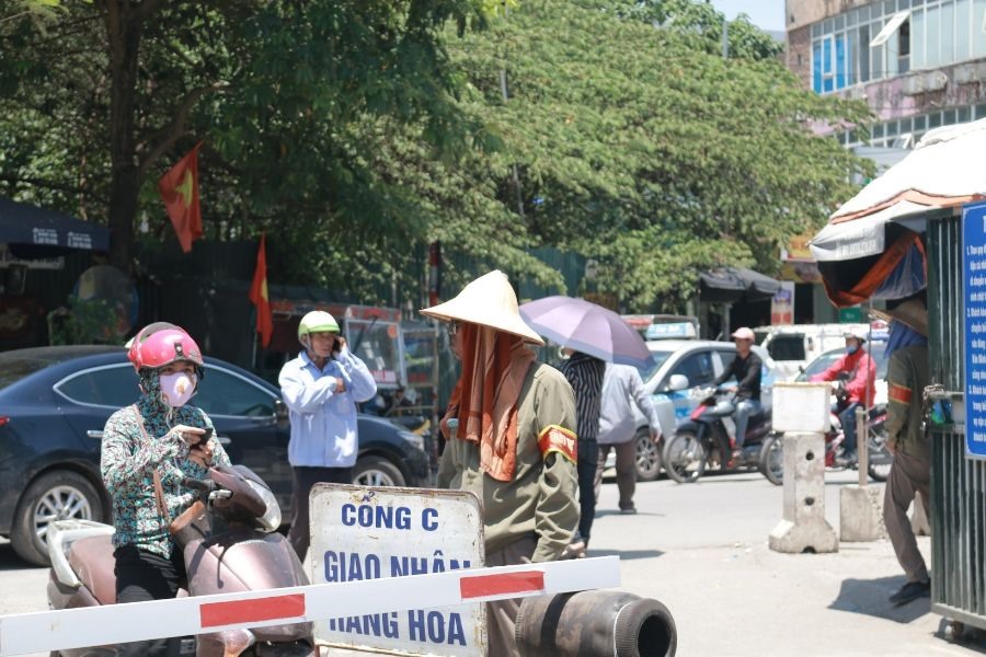 Sử dụng những chiếc khăn mặt, những bộ khẩu trang, đeo kính đen là những cách giúp người lao động nghèo sẵn sàng chiến đấu với cái nắng bỏng rát của thủ đô.
