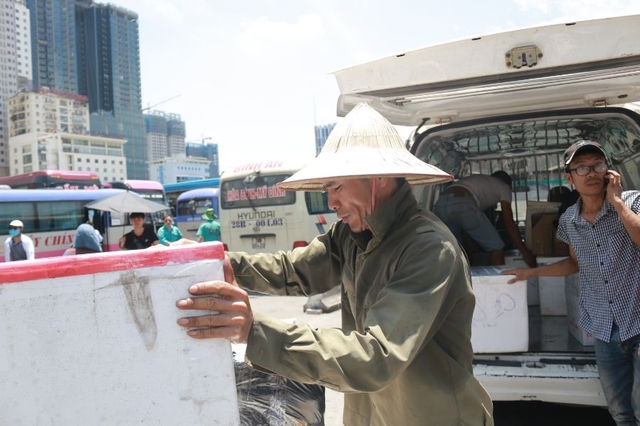 Theo ông Vũ Văn Thành (phường Mễ Trì, Nam Từ Liêm, Hà Nội): “Bây giờ tôi cũng có tuổi rồi, làm việc nặng cũng chẳng được mấy nhưng vì miếng cơm nên vẫn phải cố gắng từng ngày. Mấy nay trời lại nắng to, cứ thế này thì ốm mất thôi!”.
