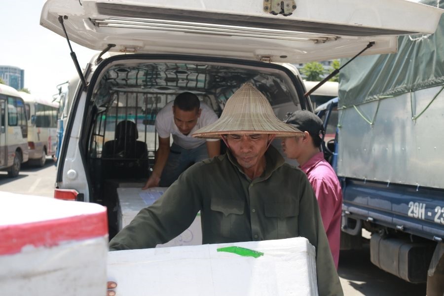 Bốc vác hàng liên tục khiến chiếc áo của ông Thành ướt đẫm mồ hôi.