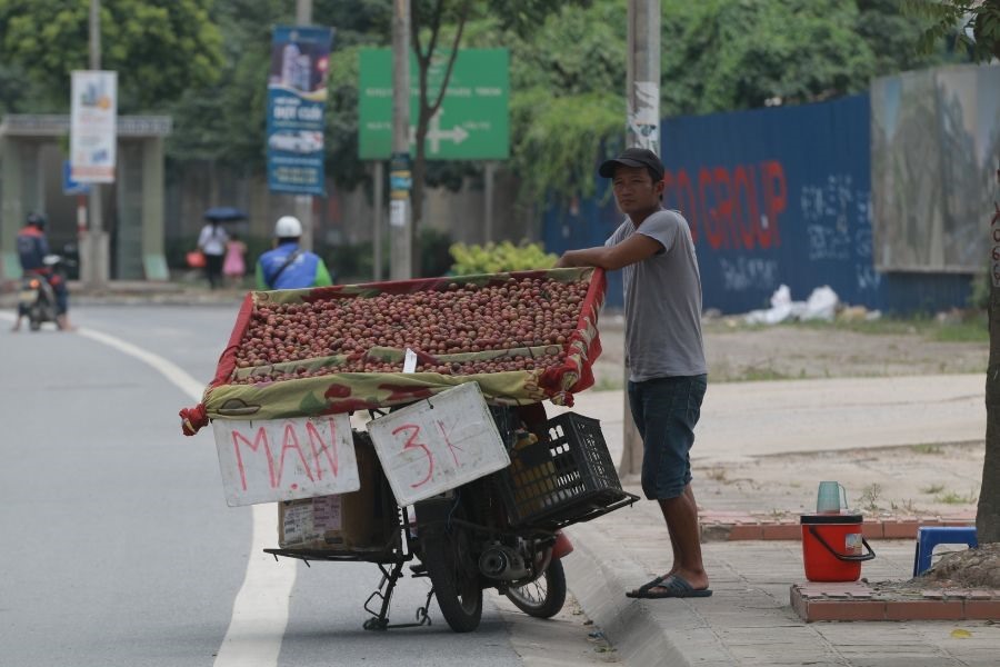 Nước đóng chai hay những thùng nước đá không thể thiếu của bất kỳ người bán hàng vỉa hè nào dưới thời tiết oi bức.