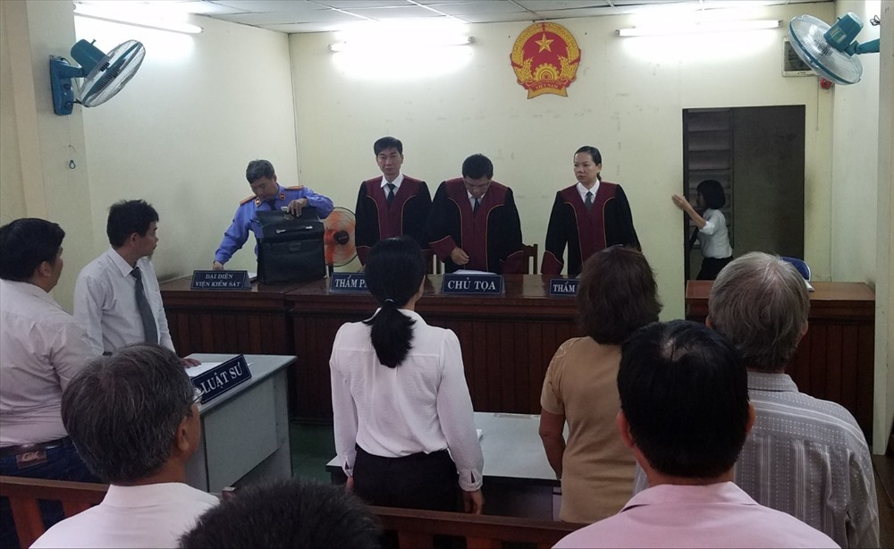Luật sư bảo vệ CSGT và luật sự bảo vệ chủ tịch xã đã tranh luận nảy lửa. Ảnh: PV