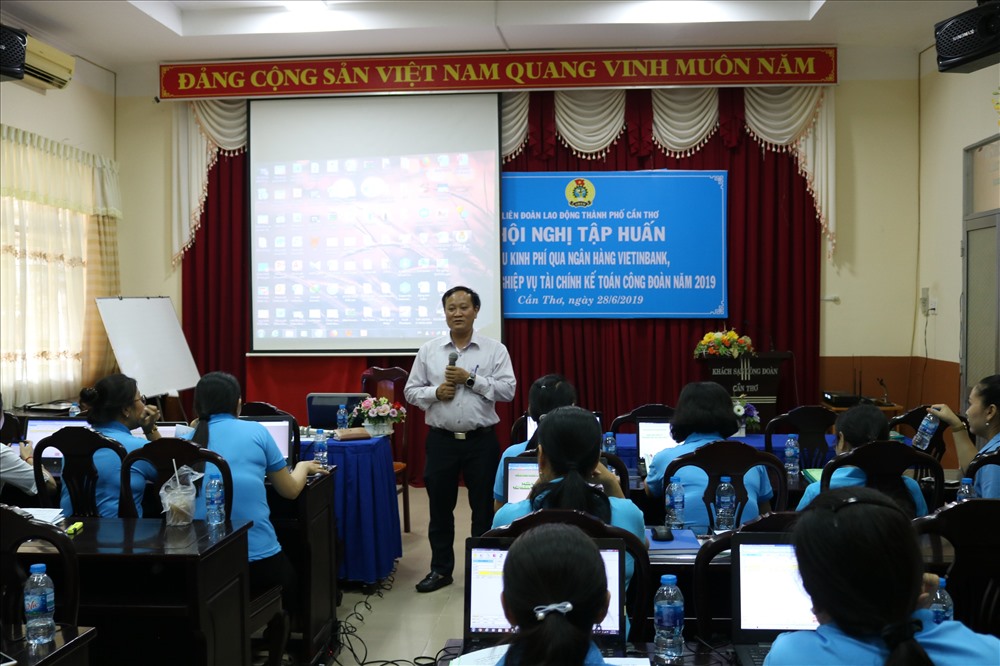 Báo cáo viên Phan Thành Sơn hướng dẫn nghiệp vụ tài chính - kế toán cho các học viên tham gia buổi tập huấn. ảnh: Thành Nhân