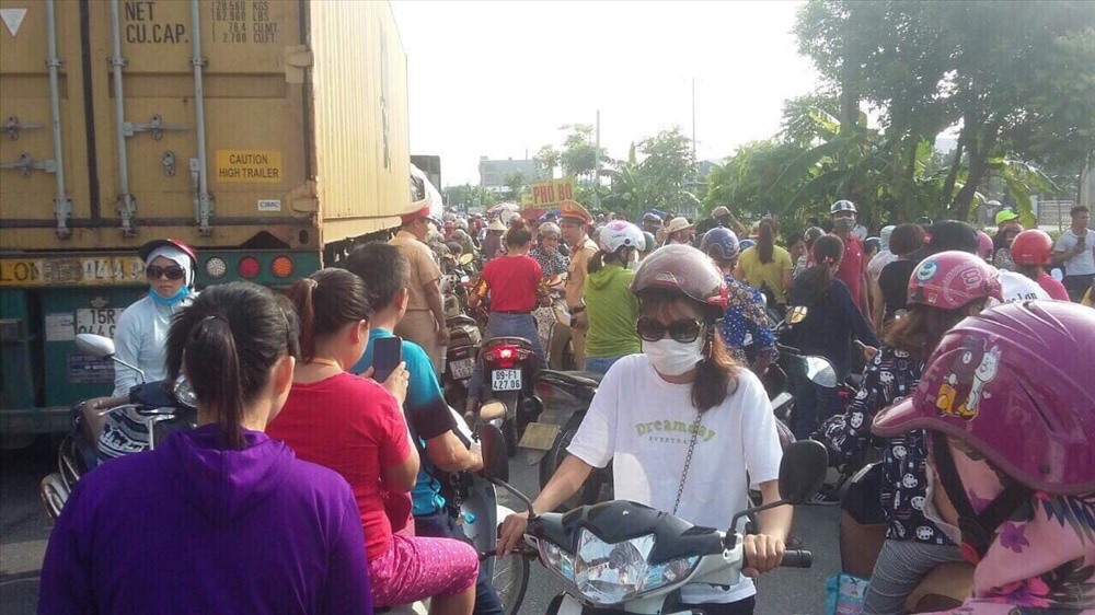 Việc người đân chặn cổng vào cụm Công nghiệp Lương Điền làm nhiều công nhân không vào được nhà máy để làm việc, ách tắc giao thông