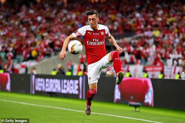 Ozil đang là cái gai trong mắt Emery. Ảnh: Getty.