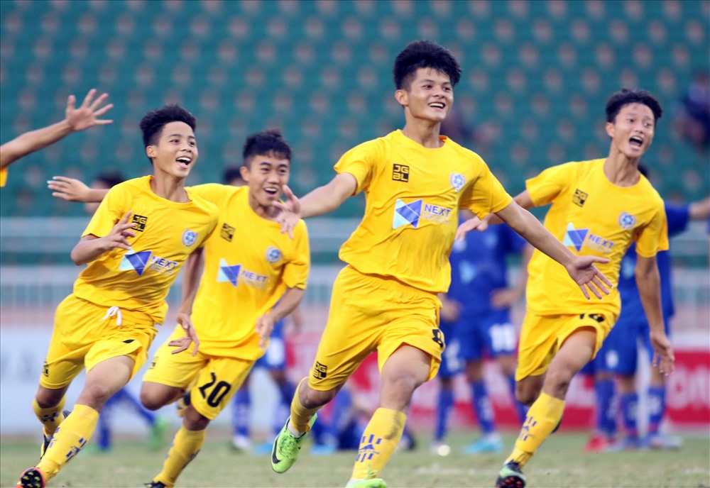 Dù dẫn trước những U15 SLNA đã bị đối thủ gỡ hòa 1-1 và chỉ có thể giành chiến thắng trên chấm luân lưu 11m. Ảnh: Hữu Phạm