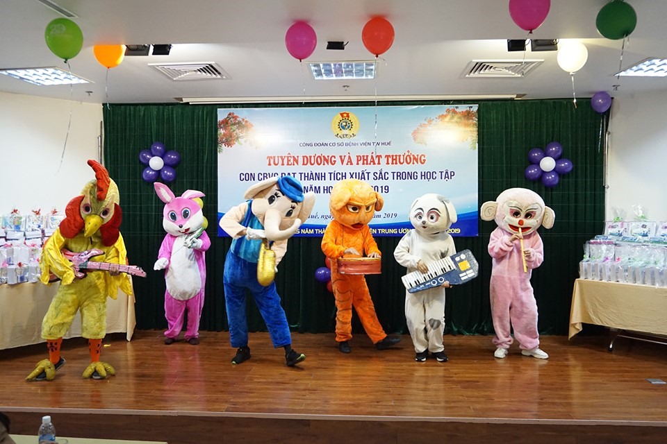 Tại buổi gặp mặt, các cháu được thưởng thức những tiết mục văn nghệ đặc sắc, sôi động. Ảnh: BVCC.