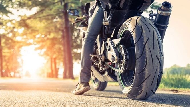 Giữa trời nắng nóng, nên chọn khu vực mát mẻ, nhiều bóng râm để đỗ xe máy. Ảnh minh họa