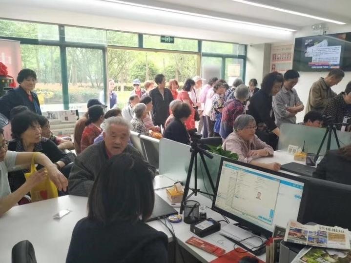Nhiều người già đến đăng ký làm di chúc tại Trung tâm đăng ký di chúc số 1 Hàng Châu. Ảnh: Qianjiang Evening News.
