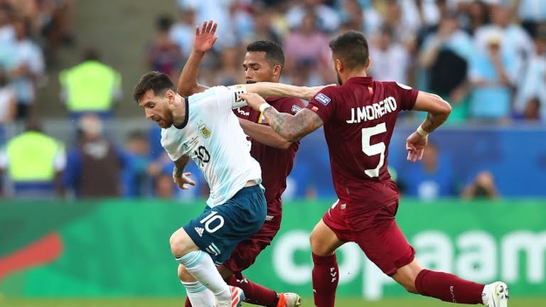 Messi tiếp tục gặp khó trước Venezuela. Ảnh: Reuters.