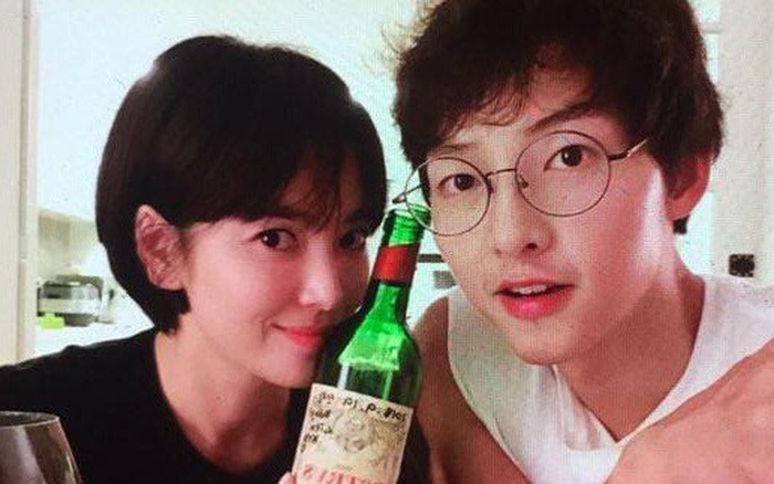Bức ảnh chụp Song Joong Ki và Song Hye Kyo trong máy bố nam diễn viên. Nguồn: Theqoo