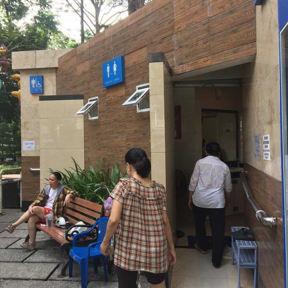 Ngay sau báo Lao Động đăng bài, các cơ quan liên quan đã có cuộc họp khẩn để giải quyết những vấn đề còn tồn tại trong việc thực hiện dự án nhà vệ sinh. Ảnh: Huân Cao