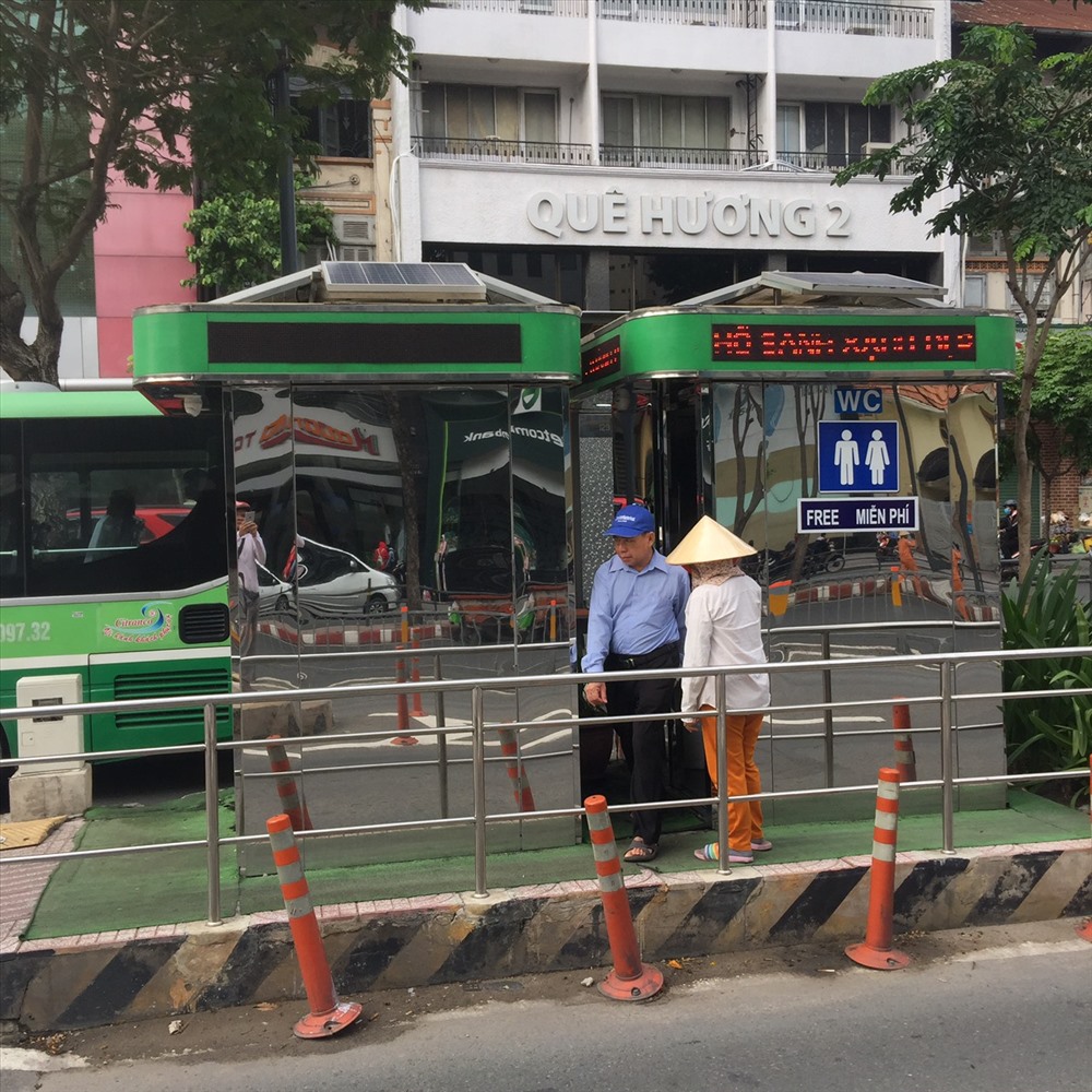 Trong quá trình thực hiện dự án nhà vệ sinh, nếu có vướng mắc vượt thẩm quyền thì Sở ngành liên quan báo cáo UBND TP HCM để xem xét. Ảnh: Huân Cao